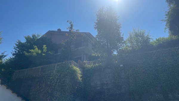 casa indipendente in vendita ad Asti in zona Montemarzo