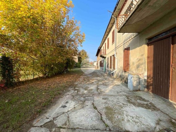 casa indipendente in vendita ad Asti in zona Bramairate