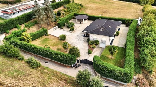 casa indipendente in vendita ad Asti in zona Valmanera