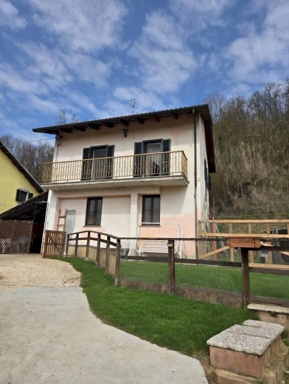 casa indipendente in vendita ad Asti in zona Valmaggiore