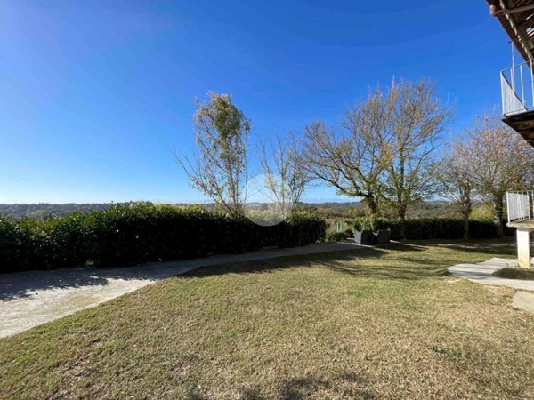 casa indipendente in vendita ad Asti in zona Mombarone