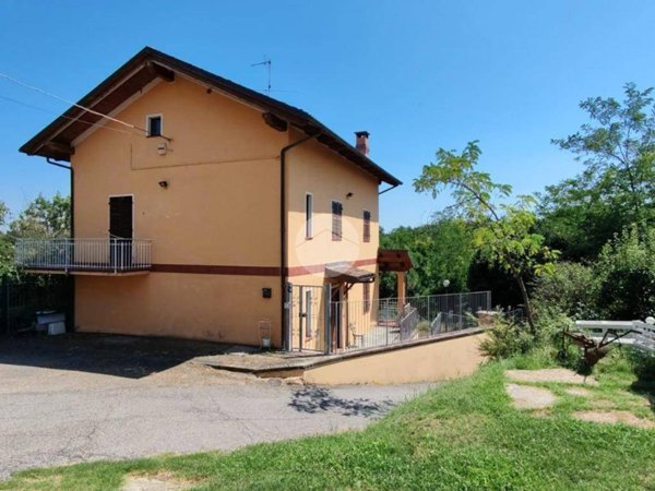 casa indipendente in vendita ad Asti in zona Casabianca