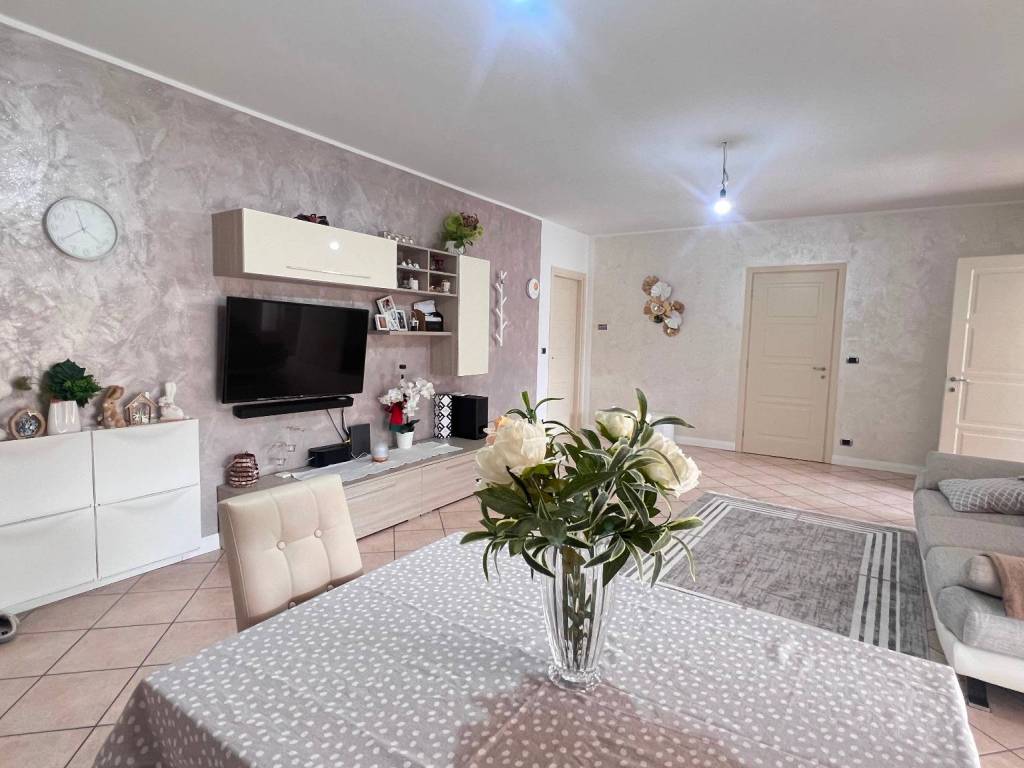 appartamento in vendita ad Asti in zona Rioscone