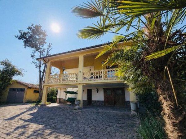 casa indipendente in vendita ad Asti in zona Valmanera