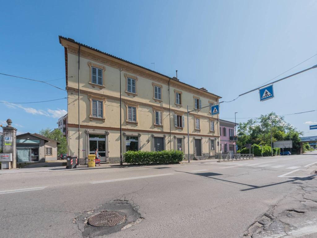 negozio in vendita ad Asti in zona Bramairate