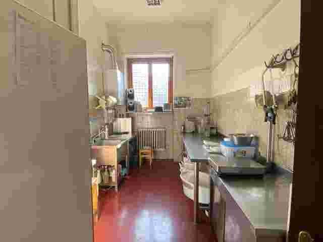 negozio in vendita ad Asti in zona Castiglione