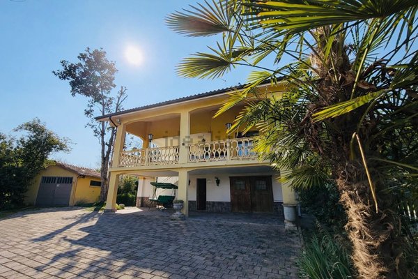 casa indipendente in vendita ad Asti in zona Valmanera