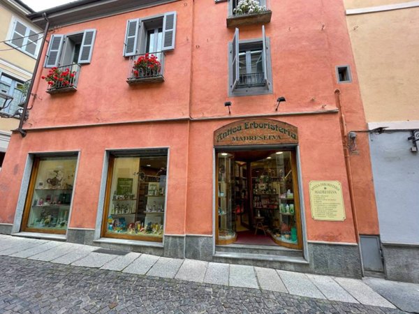 negozio in vendita ad Asti