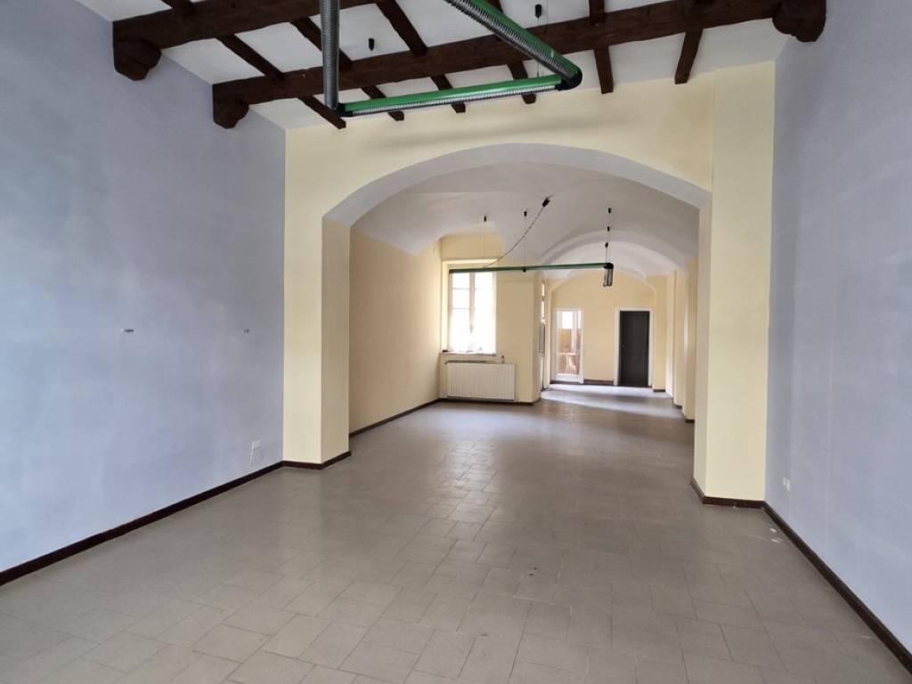 negozio in vendita ad Asti