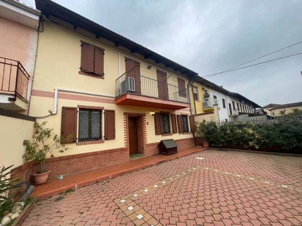 casa indipendente in vendita ad Asti in zona Pilone