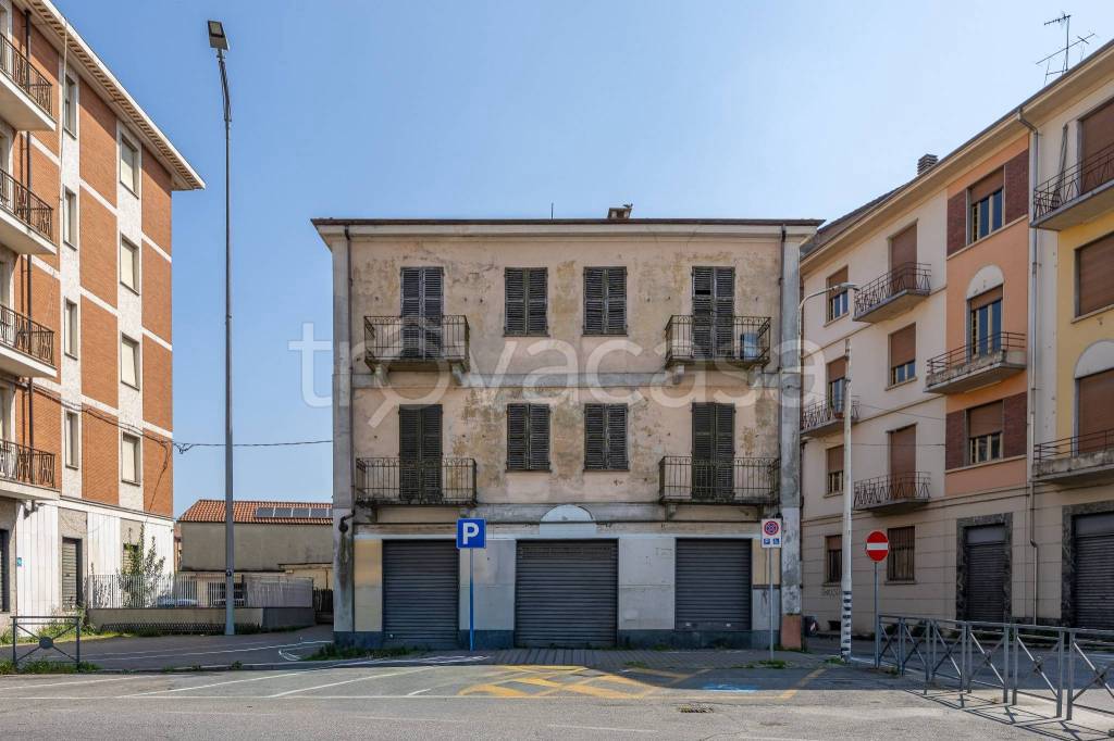 casa indipendente in vendita ad Asti in zona Pilone