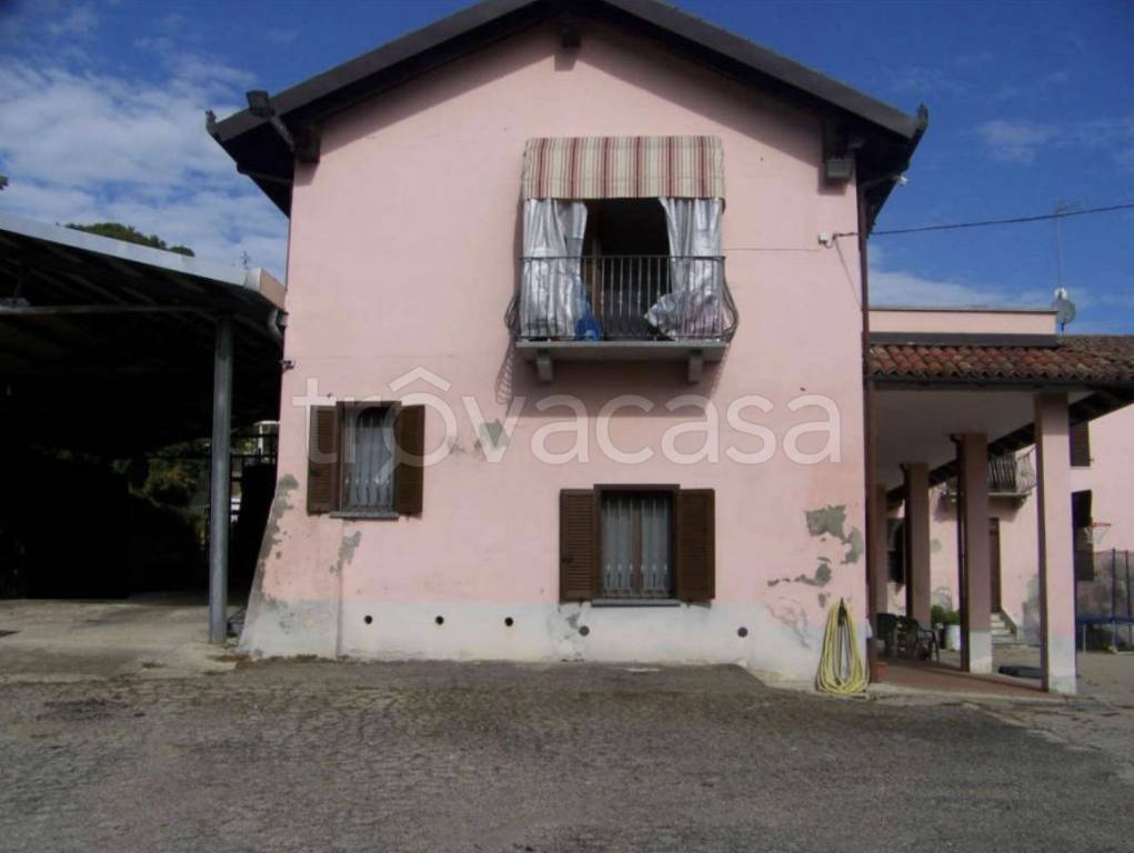 casa indipendente in vendita ad Asti in zona Serravalle