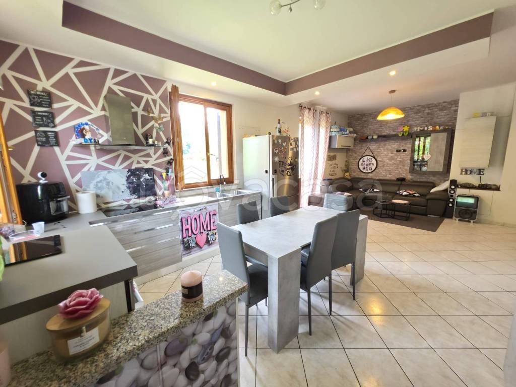 casa indipendente in vendita ad Asti in zona Valenzani