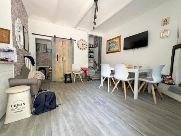 casa indipendente in vendita ad Asti in zona Quarto