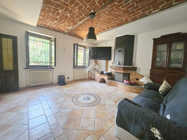 casa indipendente in vendita ad Asti in zona Castiglione