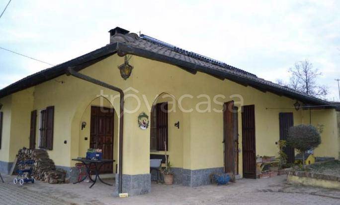 casa indipendente in vendita ad Asti in zona Mombarone