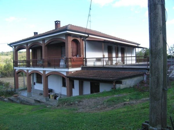 casa indipendente in vendita ad Asti in zona Serravalle