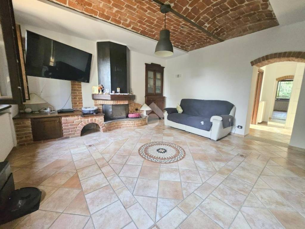 casa indipendente in vendita ad Asti in zona Castiglione