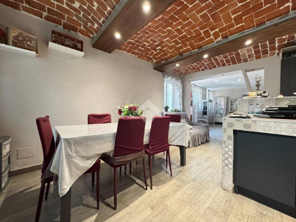 casa indipendente in vendita ad Asti in zona Casabianca