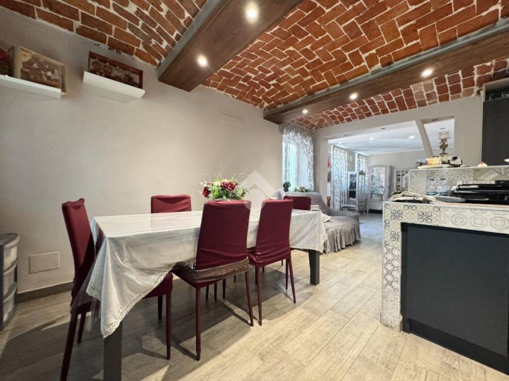 casa indipendente in vendita ad Asti in zona Casabianca