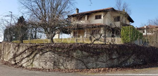 casa indipendente in vendita ad Asti in zona Castiglione