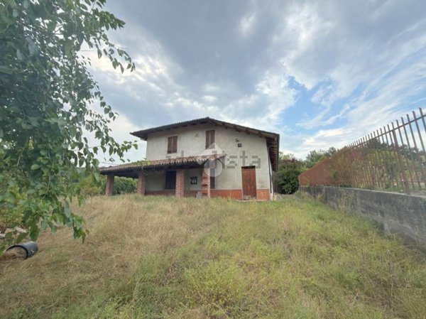 casa indipendente in vendita ad Asti in zona Quarto