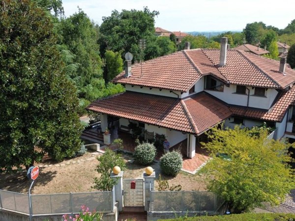 casa indipendente in vendita ad Asti in zona Castiglione