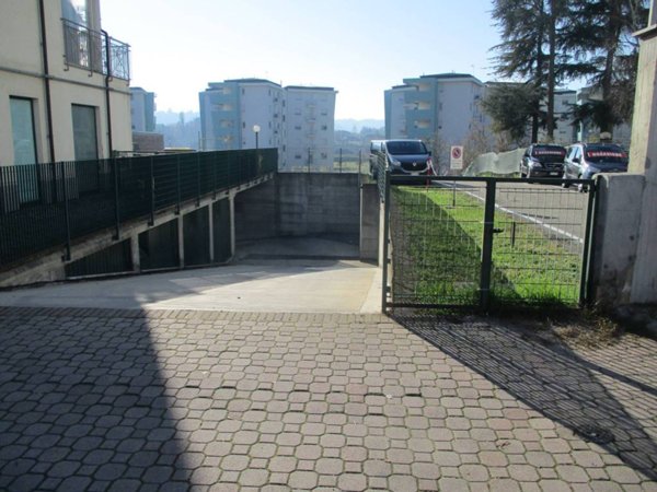locale di sgombero in vendita ad Asti