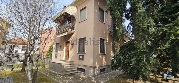 casa indipendente in vendita ad Asti in zona Rioscone