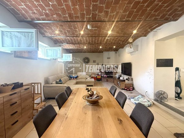 casa indipendente in vendita ad Asti in zona Rioscone