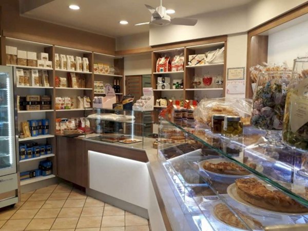 locale commerciale in vendita ad Asti
