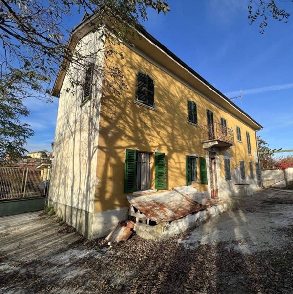 casa indipendente in vendita ad Azzano d'Asti