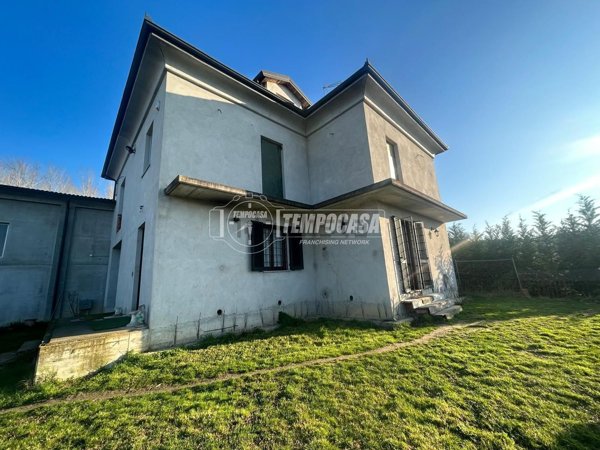 casa indipendente in vendita ad Azzano d'Asti