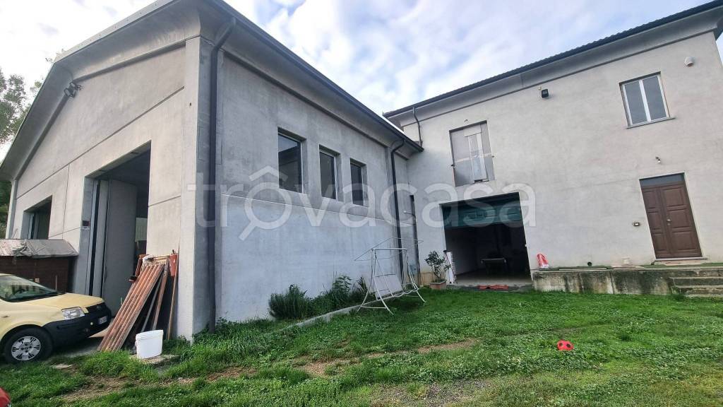 casa indipendente in vendita ad Azzano d'Asti