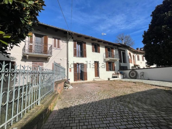 casa semindipendente in vendita ad Azzano d'Asti