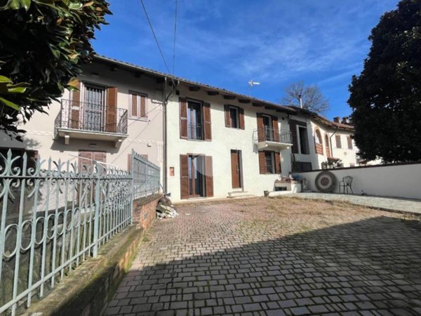 casa semindipendente in vendita ad Azzano d'Asti