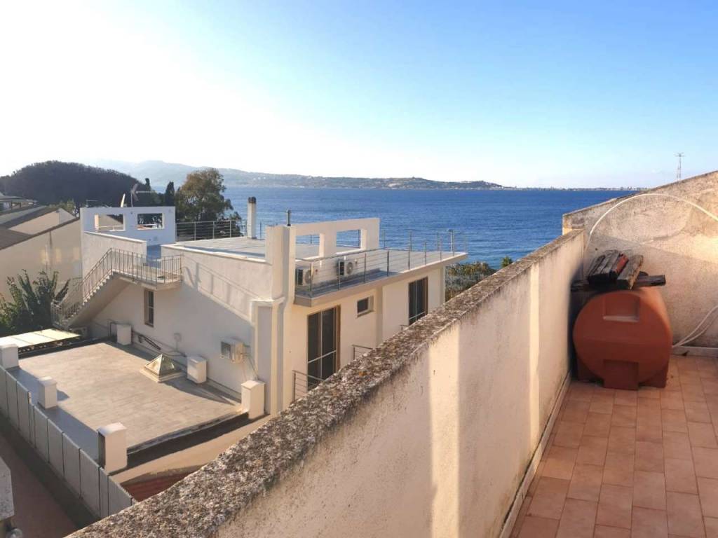 casa indipendente in vendita a Villa San Giovanni in zona Cannitello