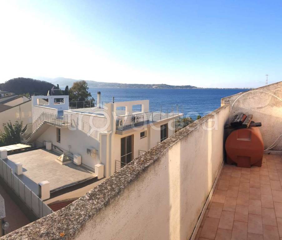 appartamento in vendita a Villa San Giovanni in zona Cannitello