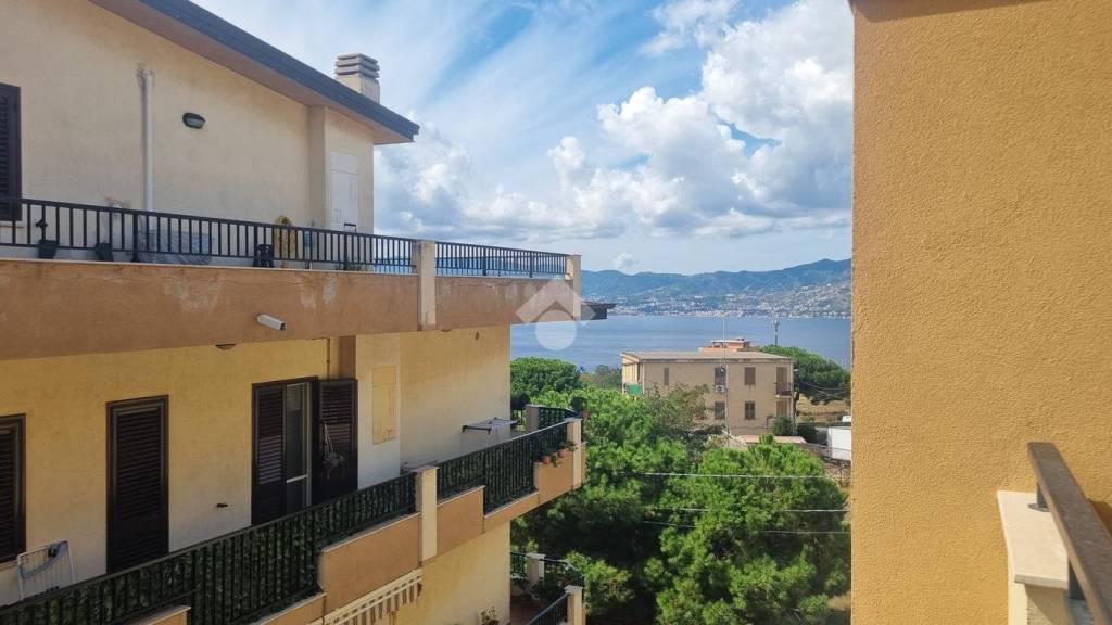 appartamento in vendita a Villa San Giovanni in zona Piale