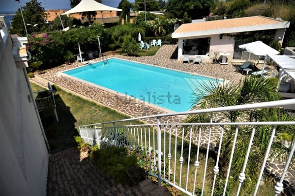 casa indipendente in vendita a Villa San Giovanni in zona Pezzo