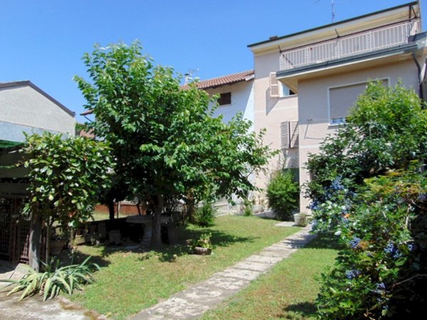 casa semindipendente in vendita a Bruno