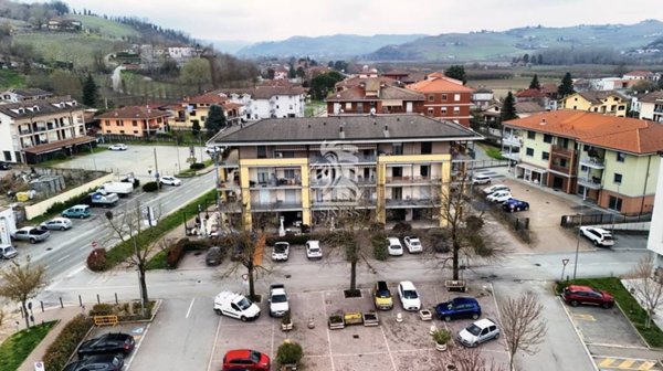 negozio in vendita a Calamandrana in zona Quartino