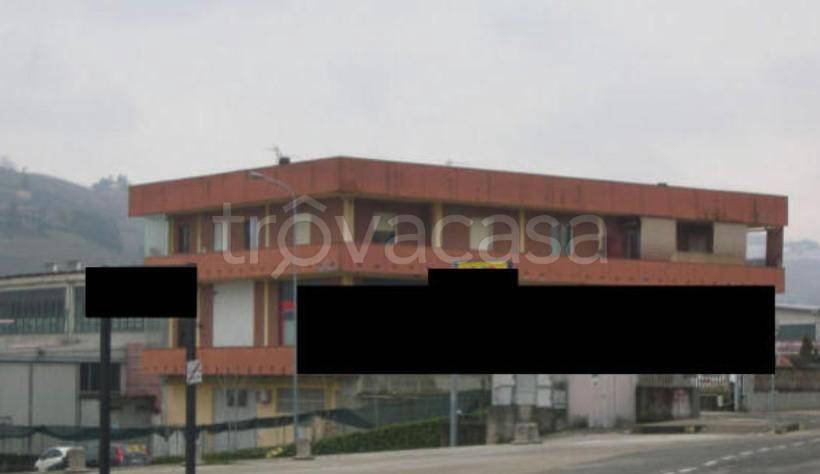 locale commerciale in vendita a Canelli