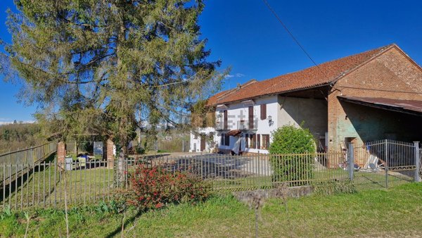 casale in vendita a Cantarana