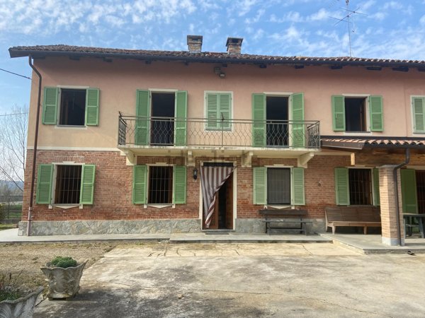 esavano in vendita a Castagnole delle Lanze