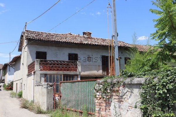 esavano in vendita a Castagnole delle Lanze