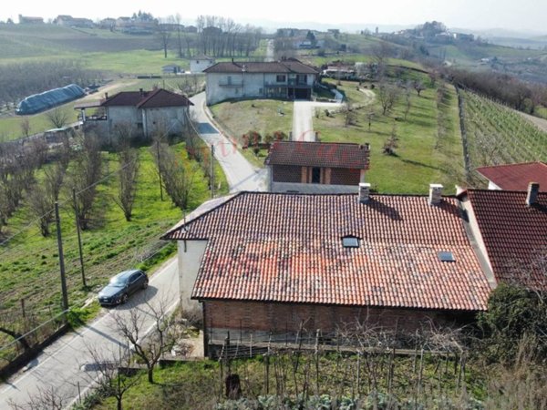 casa indipendente in vendita a Castagnole delle Lanze in zona San Lorenzo