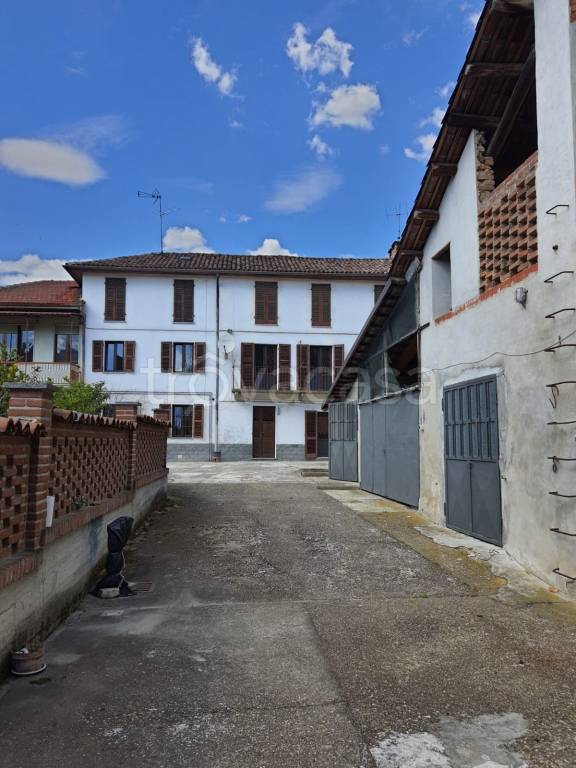 casa indipendente in vendita a Castagnole Monferrato in zona Valenzani