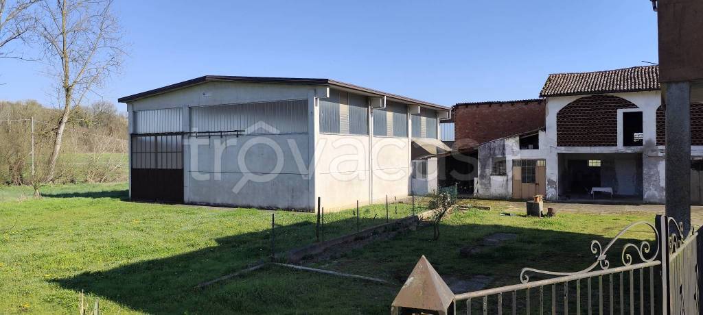 locale commerciale in vendita a Castagnole Monferrato in zona Valvinera