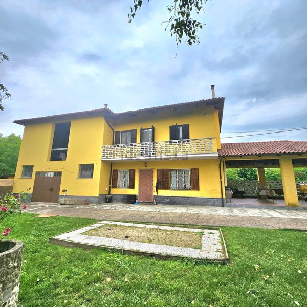 casa indipendente in vendita a Castell'Alfero in zona Stazione